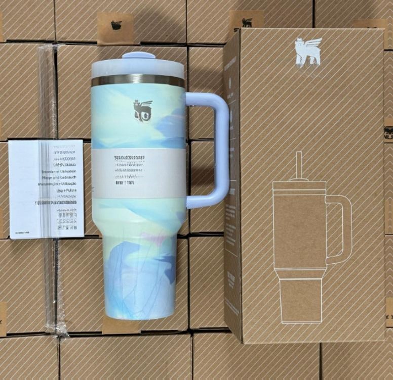 Gourde Stanley Quencher H2.0 Tumbler 40 OZ | 1.18 L avec anse — bleu pastel et blanc, motif pastel bleu/blanc en dégradé/nuage