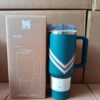 Gourde Stanley Quencher H2.0 Tumbler 40 oz | 1.18 L avec anse — bleu sarcelle avec chevrons clairs, motif chevrons/rayures en V de couleur claire sur
