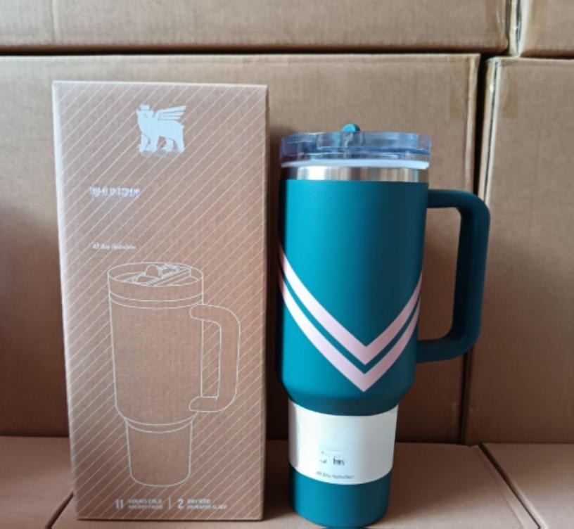 Gourde Stanley Quencher H2.0 Tumbler 40 oz | 1.18 L avec anse — bleu sarcelle avec chevrons clairs, motif chevrons/rayures en V de couleur claire sur