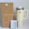 Gourde Stanley Quencher H2.0 Tumbler 40 OZ / 1.18 L avec anse — crème / jaune pâle rayé, motif fines rayures verticales jaune pâle