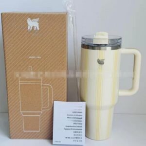 Gourde Stanley Quencher H2.0 Tumbler 40 OZ / 1.18 L avec anse — crème / jaune pâle rayé, motif fines rayures verticales jaune pâle