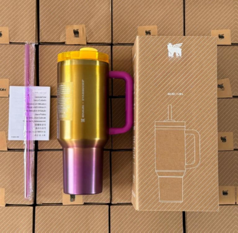 Gourde Stanley Quencher H2.0 Tumbler 40 oz / 1.18 L avec anse — dégradé or/jaune vers rose-violet, édition Starbucks