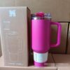 Gourde Stanley Quencher H2.0 Tumbler 40 oz | 1.18 L avec anse — fuchsia / rose vif