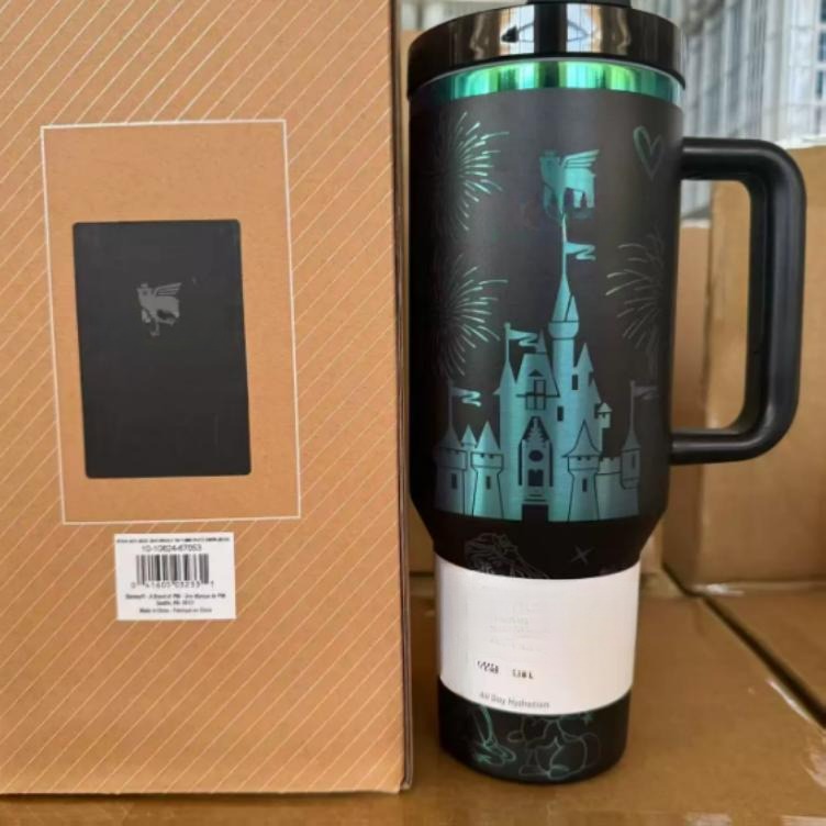 Gourde Stanley Quencher H2.0 Tumbler 40 OZ | 1.18 L avec anse — noir avec motifs vert/turquoise dégradé irisé, motif château stylisé avec tours et drapeaux