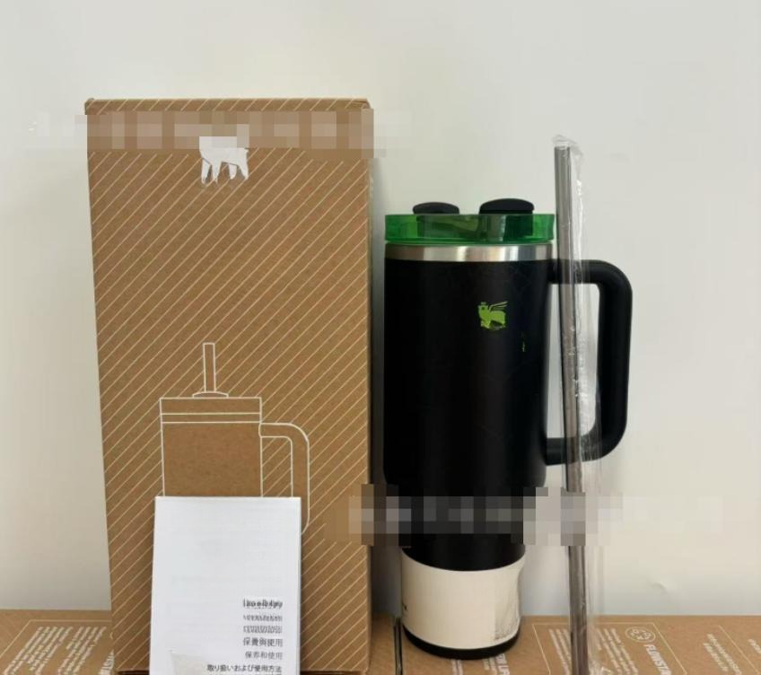Gourde Stanley Quencher H2.0 Tumbler 40 oz / 1.18 L avec anse — noir (corps), base crème, couvercle vert, poignée noire
