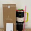 Gourde Stanley Quencher H2.0 Tumbler 40 oz / 1.18 L avec anse — noir (corps), couvercle rouge et vert, poignée jaune-vert