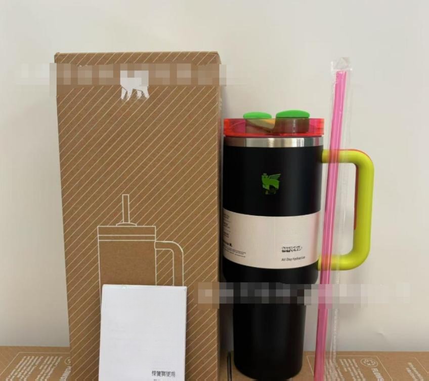 Gourde Stanley Quencher H2.0 Tumbler 40 oz / 1.18 L avec anse — noir (corps), couvercle rouge et vert, poignée jaune-vert