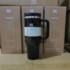 Gourde Stanley Quencher H2.0 Tumbler 40 oz / 1.18 L avec anse — noir marbré orangé, motif marbré noir et orange