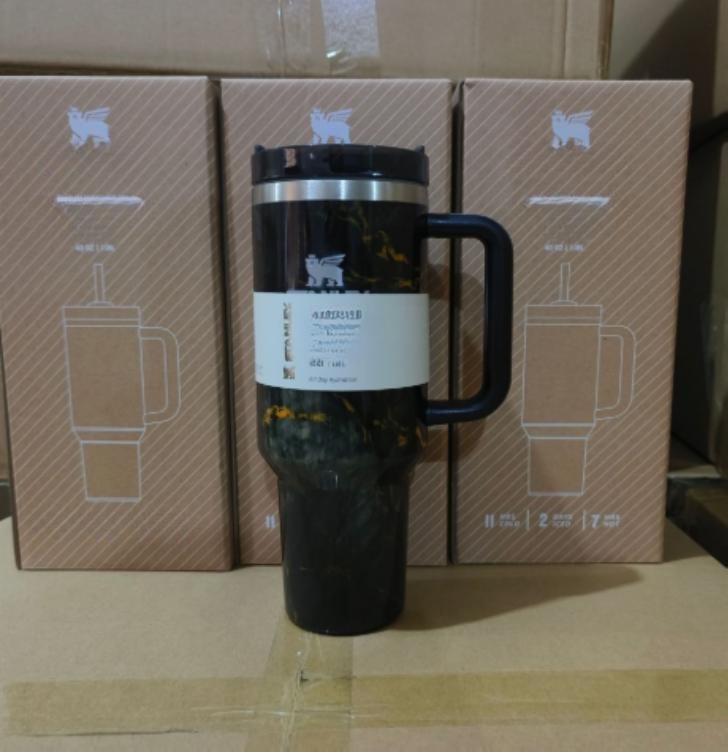 Gourde Stanley Quencher H2.0 Tumbler 40 oz / 1.18 L avec anse — noir marbré orangé, motif marbré noir et orange