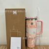 Gourde Stanley Quencher H2.0 Tumbler 40 oz / 1.18 L avec anse — rose et blanc, motif marbré/tie-dye rose et blanc sur la
