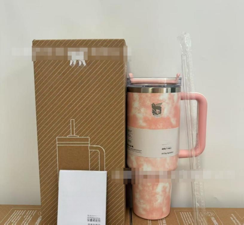 Gourde Stanley Quencher H2.0 Tumbler 40 oz / 1.18 L avec anse — rose et blanc, motif marbré/tie-dye rose et blanc sur la