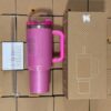 Gourde Stanley Quencher H2.0 Tumbler 40 oz / 1.18 L avec anse — rose/magenta, édition Starbucks