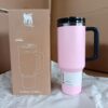 Gourde Stanley Quencher H2.0 Tumbler 40 oz / 1.18 L avec anse — rose pâle avec couvercle et anse noirs