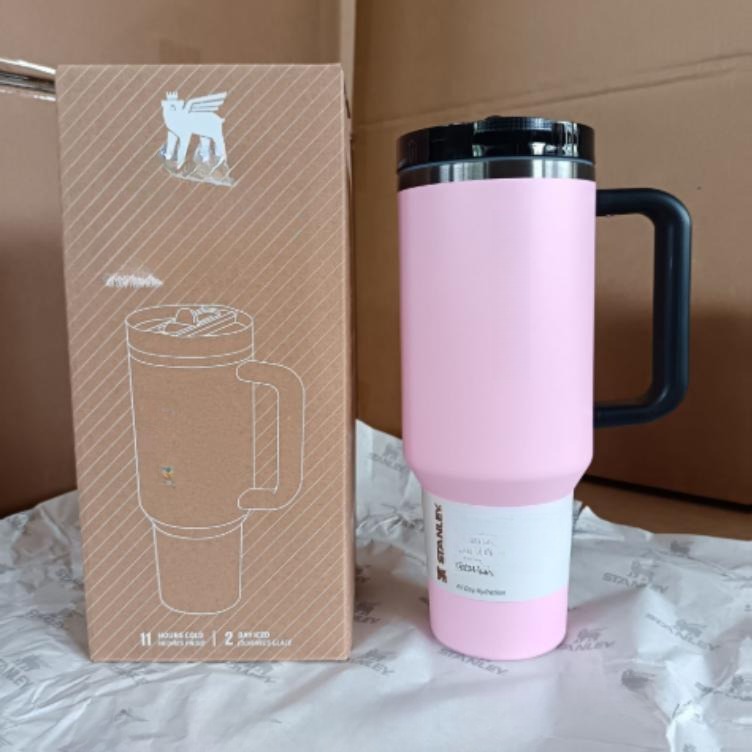 Gourde Stanley Quencher H2.0 Tumbler 40 oz / 1.18 L avec anse — rose pâle avec couvercle et anse noirs