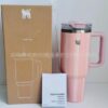 Gourde Stanley Quencher H2.0 Tumbler 40 OZ / 1.18 L avec anse — rose pâle rayé, motif fines rayures verticales blanches et roses