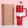 Gourde Stanley Quencher H2.0 Tumbler 40 oz / 1.18 L avec anse — rouge avec motif de cœurs, édition Hello Kitty / Sanrio