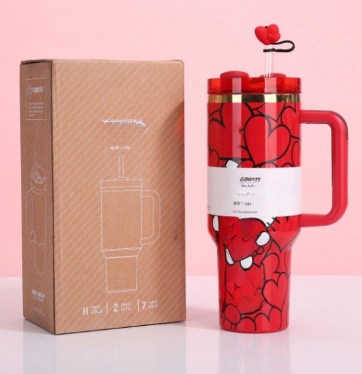 Gourde Stanley Quencher H2.0 Tumbler 40 oz / 1.18 L avec anse — rouge avec motif de cœurs, édition Hello Kitty / Sanrio