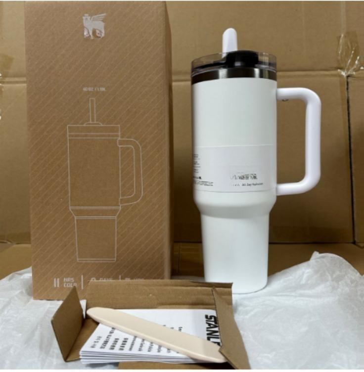 Gourde Stanley Quencher H2.0 Tumbler 40 oz / 1.18L avec anse — blanc