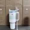 Gourde Stanley Quencher H2.0 Tumbler 40 oz / 1.18L avec anse — blanc avec bande vert pâle