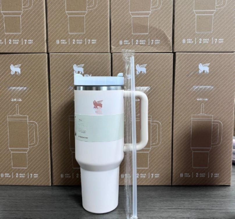 Gourde Stanley Quencher H2.0 Tumbler 40 oz / 1.18L avec anse — blanc avec bande vert pâle