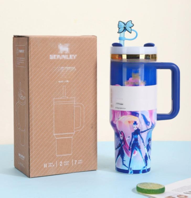 Gourde Stanley Quencher H2.0 Tumbler 40 OZ / 1.18L avec anse — bleu, édition K-pop Demon Hunters / Huntr/x