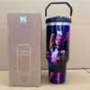 Gourde Stanley Quencher H2.0 Tumbler 40 OZ / 1.18L avec anse — bleu, édition K-pop Demon Hunters / Huntr/x