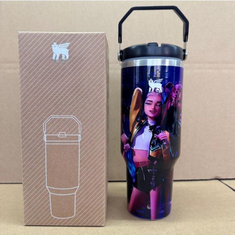Gourde Stanley Quencher H2.0 Tumbler 40 OZ / 1.18L avec anse — bleu, édition K-pop Demon Hunters / Huntr/x