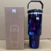 Gourde Stanley Quencher H2.0 Tumbler 40 OZ / 1.18L avec anse — bleu, édition K-pop Demon Hunters / Huntr/x