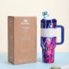 Gourde Stanley Quencher H2.0 Tumbler 40 OZ / 1.18L avec anse — bleu foncé, motif personnage féminin stylisé en pose dansante