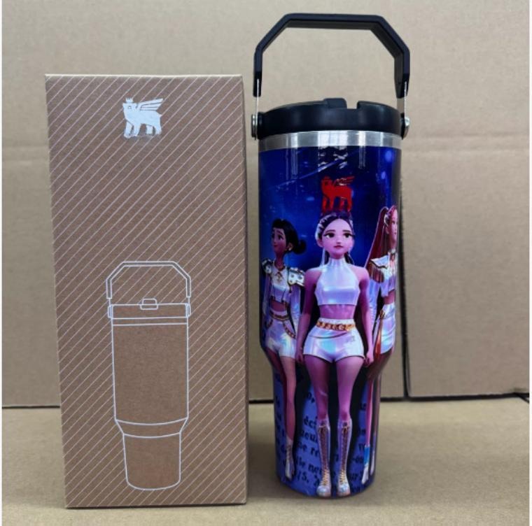 Gourde Stanley Quencher H2.0 Tumbler 40 OZ / 1.18L avec anse — bleu foncé, motif trois personnages féminins en tenues