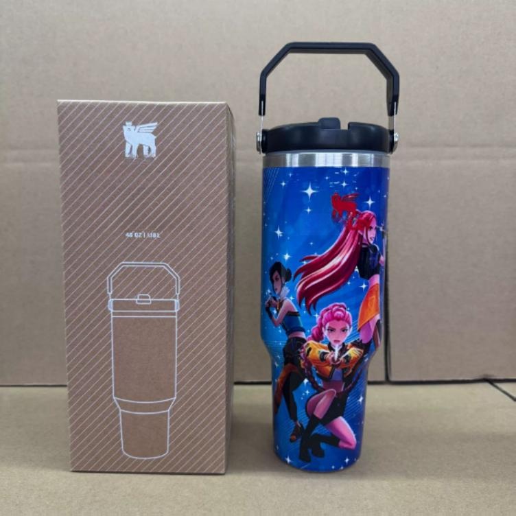 Gourde Stanley Quencher H2.0 Tumbler 40 OZ / 1.18L avec anse — bleu, motif trois personnages féminins stylisés