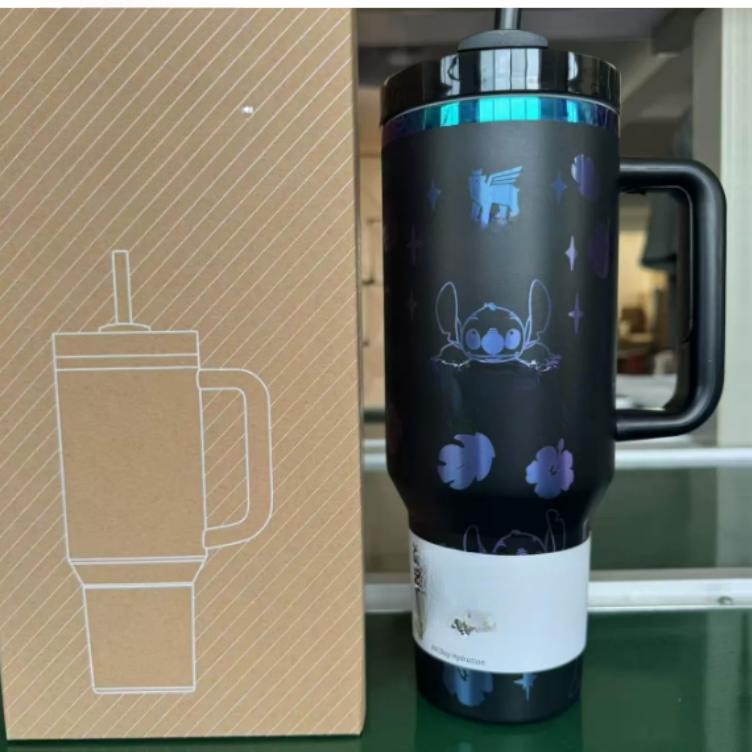 Gourde Stanley Quencher H2.0 Tumbler 40 OZ | 1.18L avec anse — noir avec motifs bleu/violet dégradé irisé, édition Stitch / Lilo