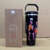 Gourde Stanley Quencher H2.0 Tumbler 40 OZ / 1.18L avec anse — noir, motif trois personnages féminins stylisés en