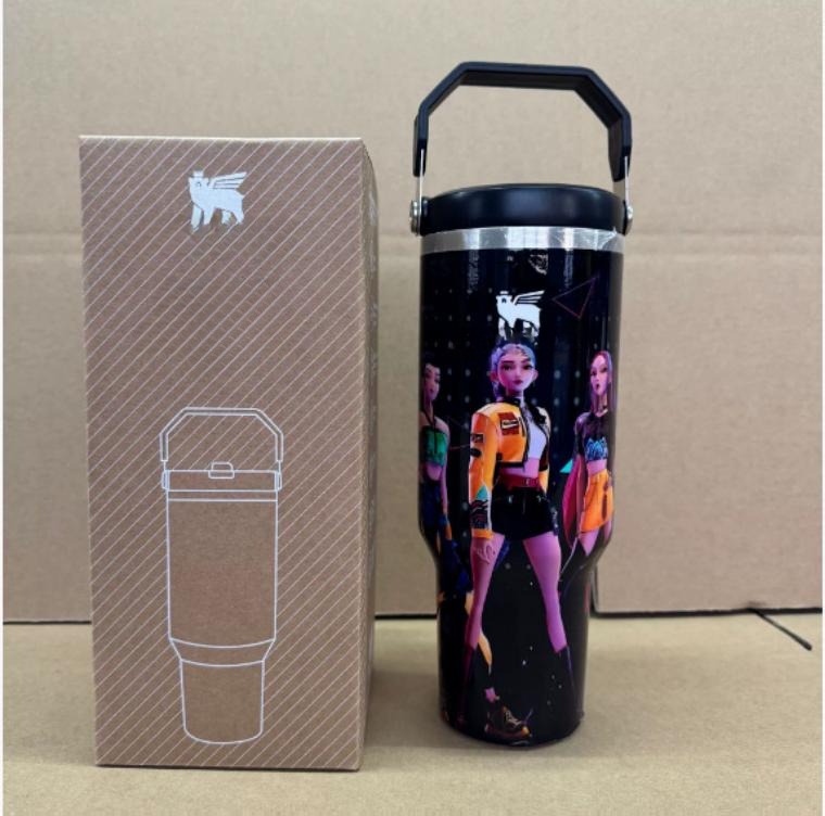 Gourde Stanley Quencher H2.0 Tumbler 40 OZ / 1.18L avec anse — noir, motif trois personnages féminins stylisés en