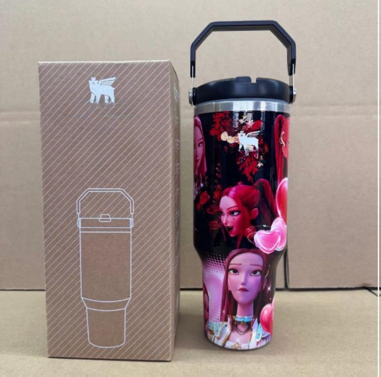 Gourde Stanley Quencher H2.0 Tumbler 40 OZ / 1.18L avec anse — noir/rouge, motif personnages féminins aux cheveux roux/roses