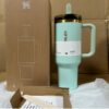 Gourde Stanley Quencher H2.0 Tumbler 40 oz / 1.18L avec anse — vert clair avec bande dorée métallisée