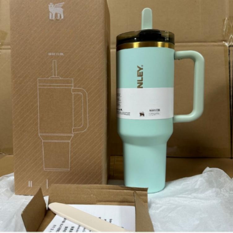 Gourde Stanley Quencher H2.0 Tumbler 40 oz / 1.18L avec anse — vert clair avec bande dorée métallisée