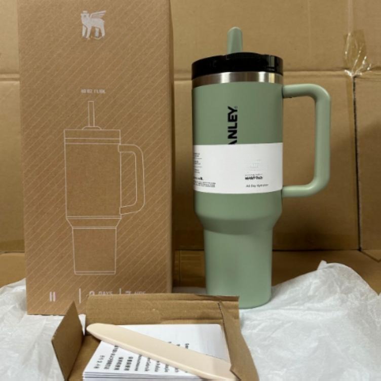 Gourde Stanley Quencher H2.0 Tumbler 40 oz / 1.18L avec anse — vert sauge