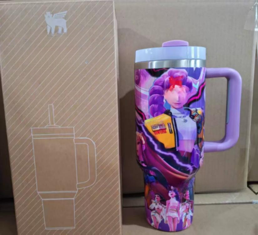 Gourde Stanley Quencher H2.0 Tumbler 40 OZ / 1.18L avec anse — violet, édition K-pop Demon Hunters / Huntr/x