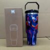 Gourde Stanley Quencher H2.0 Tumbler 40 OZ / 1.18L avec anse — violet foncé, motif personnage féminin stylisé en tenue sombre