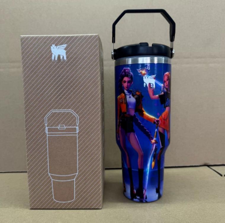Gourde Stanley Quencher H2.0 Tumbler 40 OZ / 1.18L avec anse — violet foncé, motif personnage féminin stylisé en tenue sombre