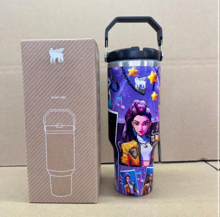 Gourde Stanley Quencher H2.0 Tumbler 40 OZ / 1.18L avec anse — violet, motif personnage féminin en veste orange