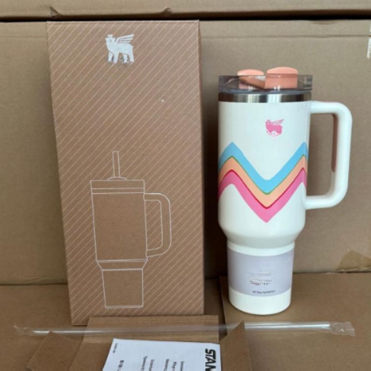 Gourde Stanley Quencher H2.0 Tumbler 40 oz avec anse — crème avec chevrons multicolores, couvercles et anse rose, motif chevrons multicolores (bleu