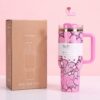 Gourde Stanley Quencher H2.0 Tumbler 40 oz avec anse — rose avec motif de cœurs, édition Hello Kitty / Sanrio