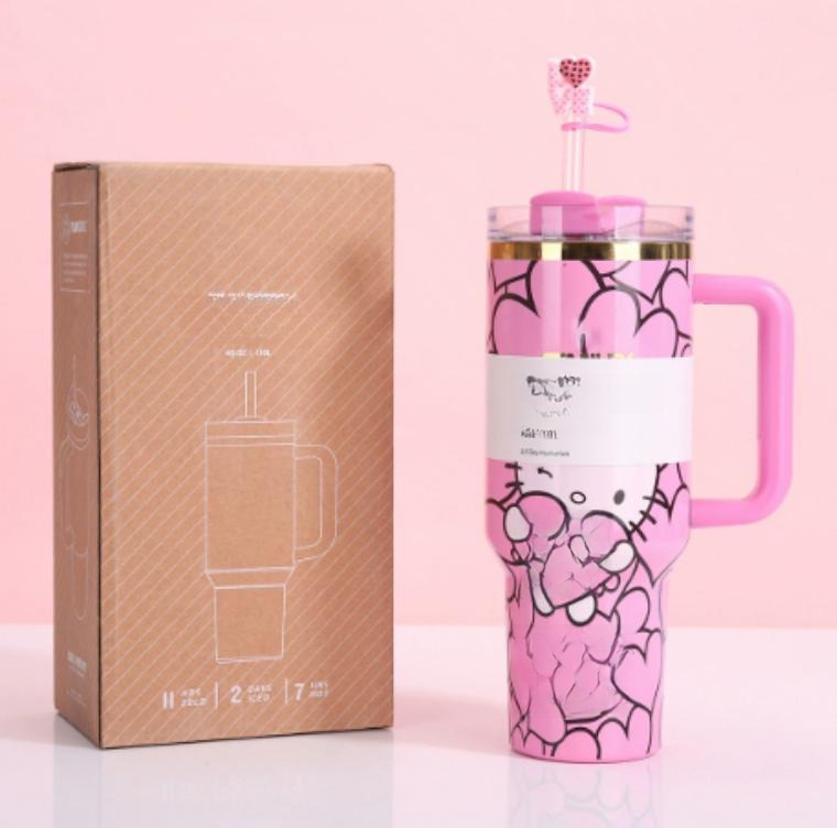 Gourde Stanley Quencher H2.0 Tumbler 40 oz avec anse — rose avec motif de cœurs, édition Hello Kitty / Sanrio