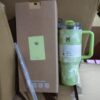 Gourde Stanley Quencher H2.0 Tumbler 40 oz avec anse — vert clair et blanc, motif marbré/tie-dye blanc et vert