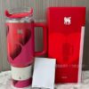 Gourde Stanley Quencher H2.0 Tumbler 40 OZ (partiellement lisible) avec anse — dégradé rouge/rose, motif cœurs, motif grands motifs de cœurs en dégradé