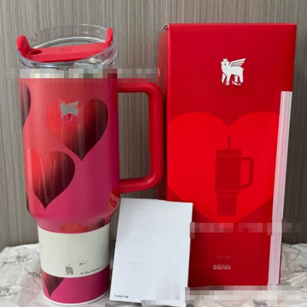 Gourde Stanley Quencher H2.0 Tumbler 40 OZ (partiellement lisible) avec anse — dégradé rouge/rose, motif cœurs, motif grands motifs de cœurs en dégradé