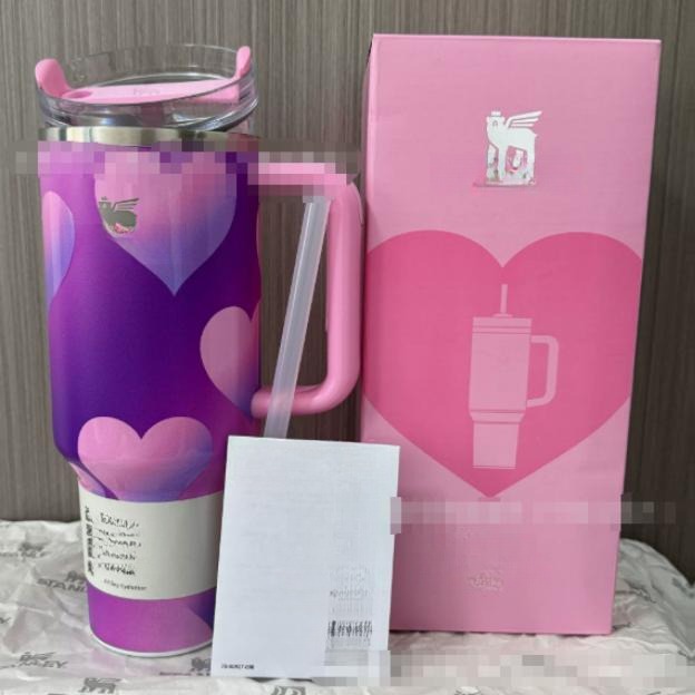 Gourde Stanley Quencher H2.0 Tumbler 40 OZ (partiellement lisible) avec anse — dégradé violet à rose, motif cœurs, motif grands motifs de cœurs superposés en dégradé