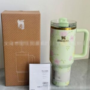 Gourde Stanley Quencher H2.0 Tumbler 40 OZ (partiellement lisible) avec anse — vert clair, motif floral rose, motif floral: fleurs roses avec tiges et